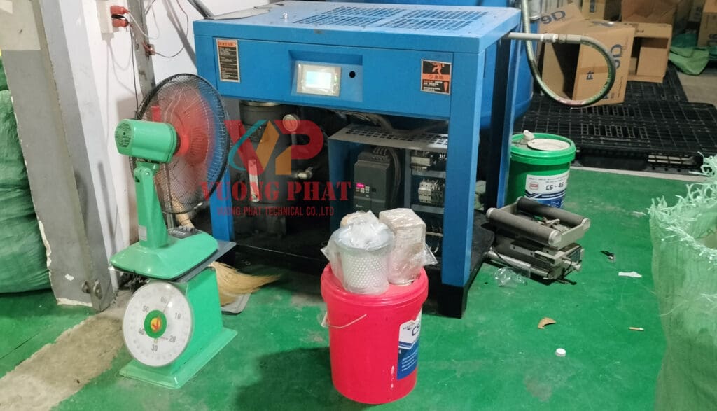 HÌNH ẢNH SỬA CHỮA MÁY NÉN KHÍ TRỤC VÍT TẠI XƯỞNG KHÁCH HÀNG